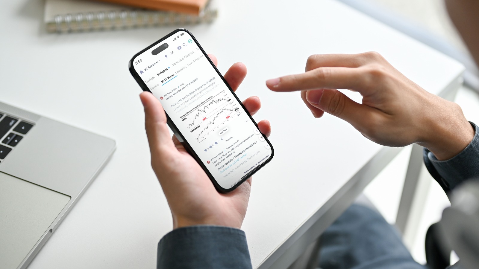 Pengguna aplikasi investasi IPOT memantau data pergerakan saham dan riset pasar melalui fitur IPOT Views yang disediakan oleh PT Indo Premier Sekuritas. 