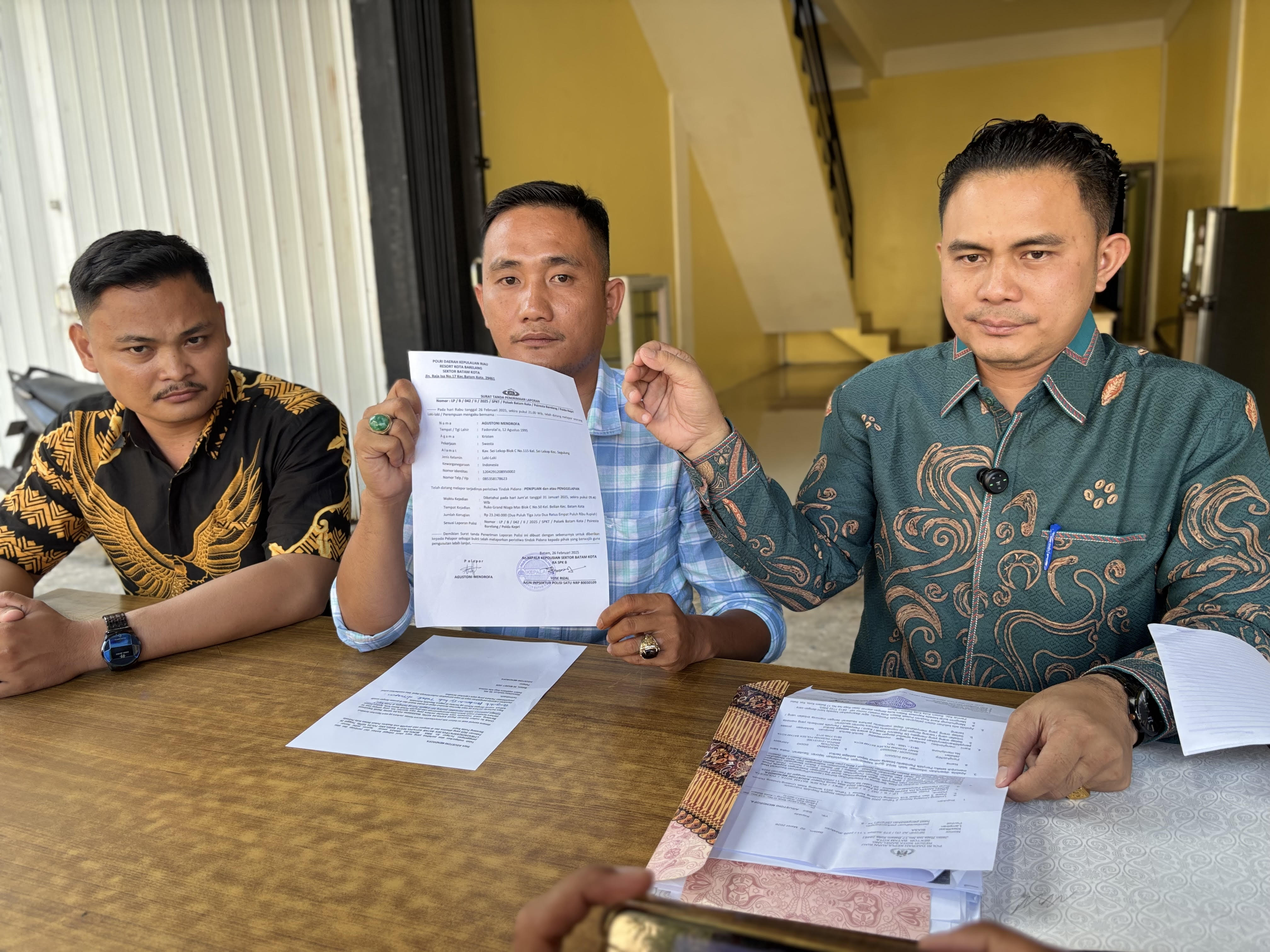 Korban dugaan penipuan, Antonius tengah didampingi kuasa hukum, Saferi (batik hijau) dan tim kuasa lainnya. F. Yashinta/Batam Pos 