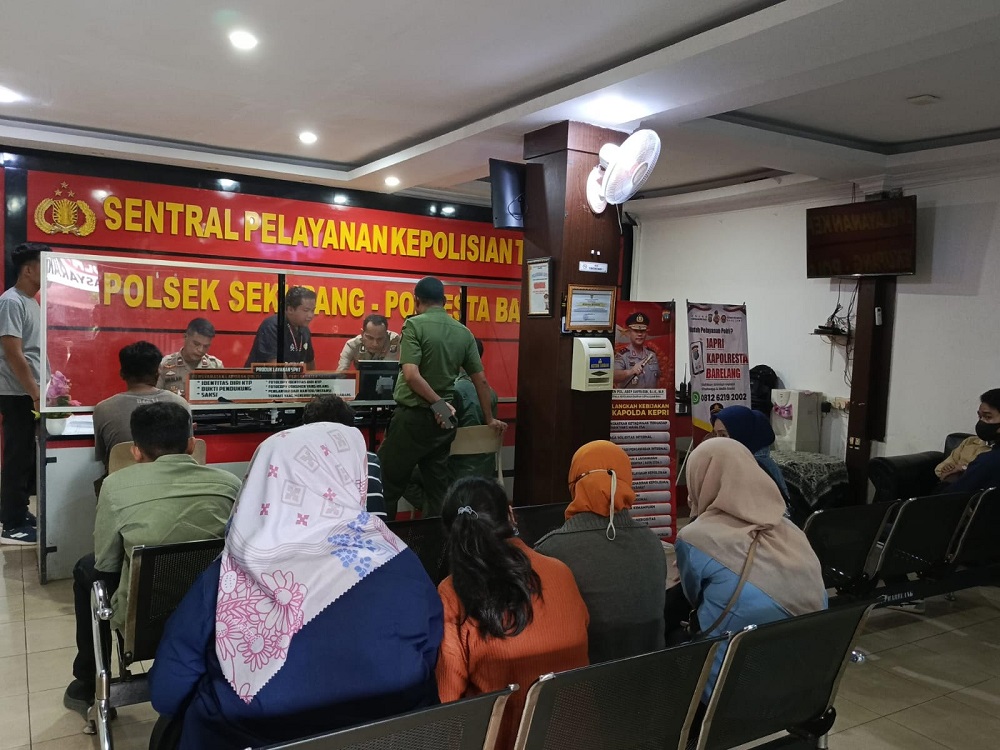 Korban penipuan penukaran uang di Polsek Sekupang. F. Eusebius Sara/Batam Pos