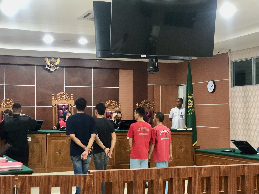 Dua terdakwa kasus narkotika berdiri di hadapan majelis hakim saat menjalani sidang di Pengadilan Negeri Batam, Senin (30/3). F. Azis Maulana/Batam Pos