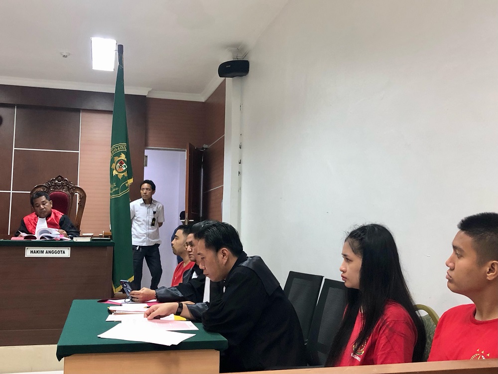Terdakwa Gemmalyn bersama terdakwa Aryaguna Penan, didampingi Penasihat Hukumnya saat menjalani persidangan di PN Batam, Senin (30/3). F. Azis Maulana/Batam Pos