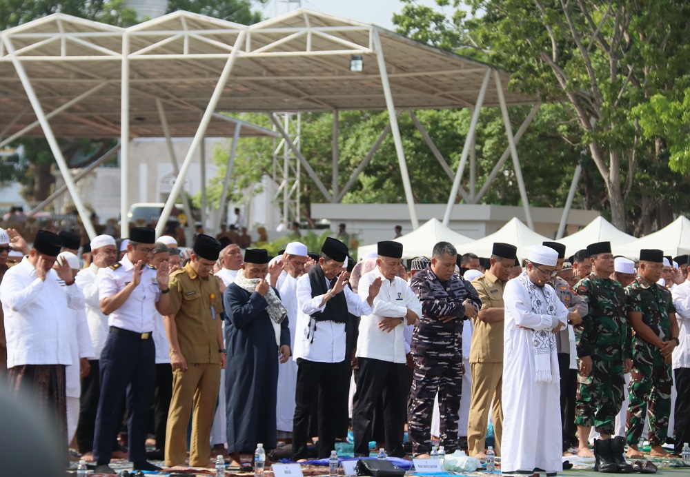 Wali Kota Batam, Amsakar Achmad, bersama pegawai Pemko dan BP Batam serta masyarakat melaksanakan Slat Istisqa di Dataran Engku Putri, Batam Center, Senin 30/3). F. Cecep Mulyana/Batam Pos