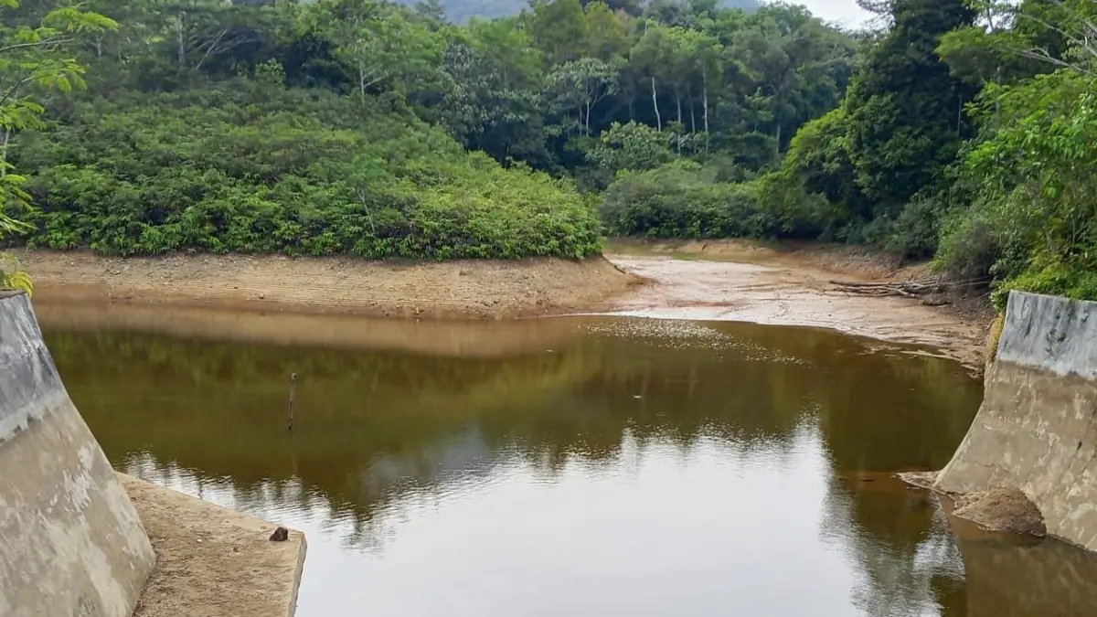 SUMBER air di Embung Gunung Samak, Siantan,menyusut akibat musim kemarau. F Ihsan Imaduddin/Batam Pos