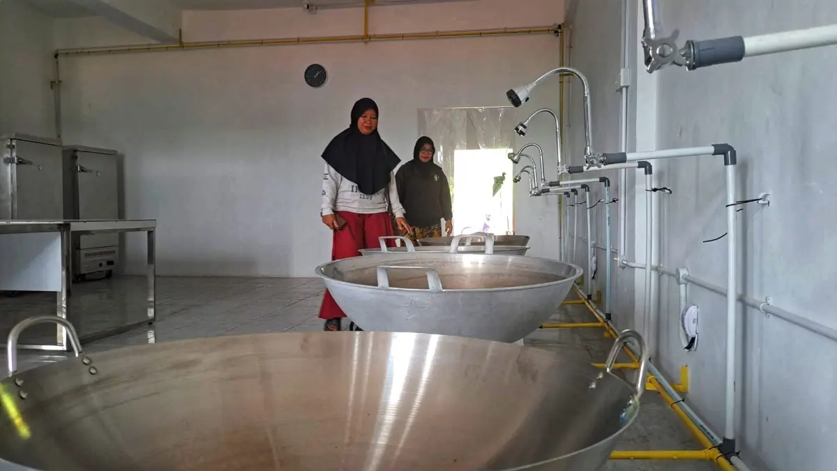 AKTIVITAS di dapur SPPG Seri Kuala Lobam saat masih beroperasi. F. Slamet Nofasusanto/Batam Pos