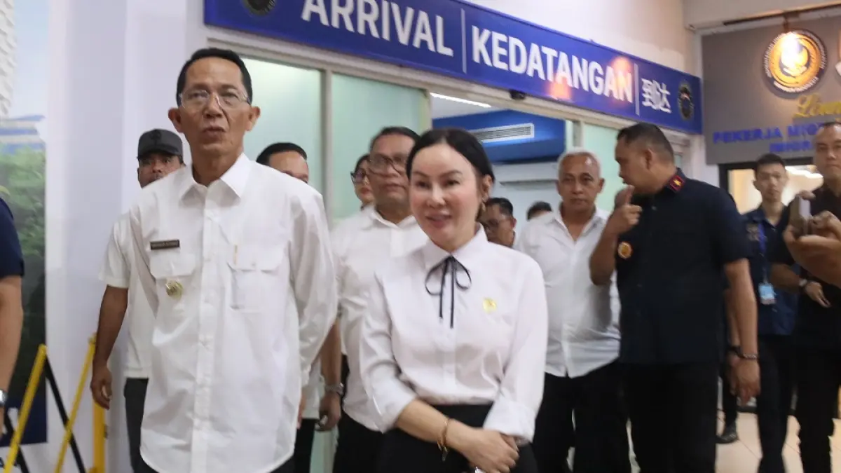 Amsakar Achmad bersama Li Claudia Chandra meninjau Pelabuhan Ferry Internasional Batam Center, usai dugaan pungli oleh oknum pegawai Imigrasi Batam, Selasa (31/3). F. Cecep Mulyana/Batam Pos