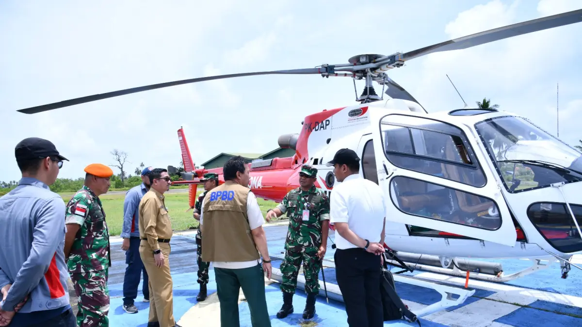 DANLANUD RSA, Marsekal Pertama TNI Onesmus bersama Forkopimda melihat helikopter jenis AS350B3e yang disiapkan untuk mengangkut air ke daerah karhutla. F Lanud RSA untuk Batam Pos