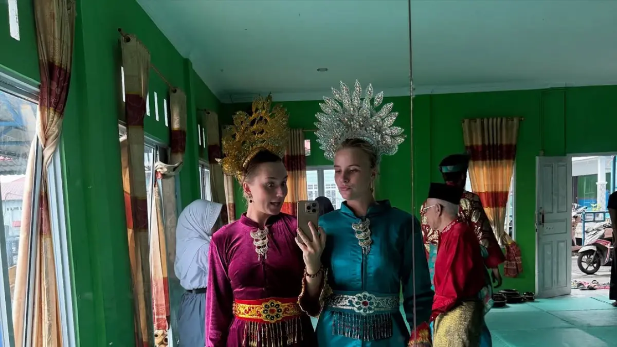 DUA dari 30 pelajar asal Denmark, yang juga rekan dari Jens Peter Jacobsen terihat mengenakan pakaian adat Melayu Kabupaten Kepulauan Anambas saat turut serta menari Gendang Siantan, Rabu (1/4/2026). F Ihsan Imaduddin/Batam Pos