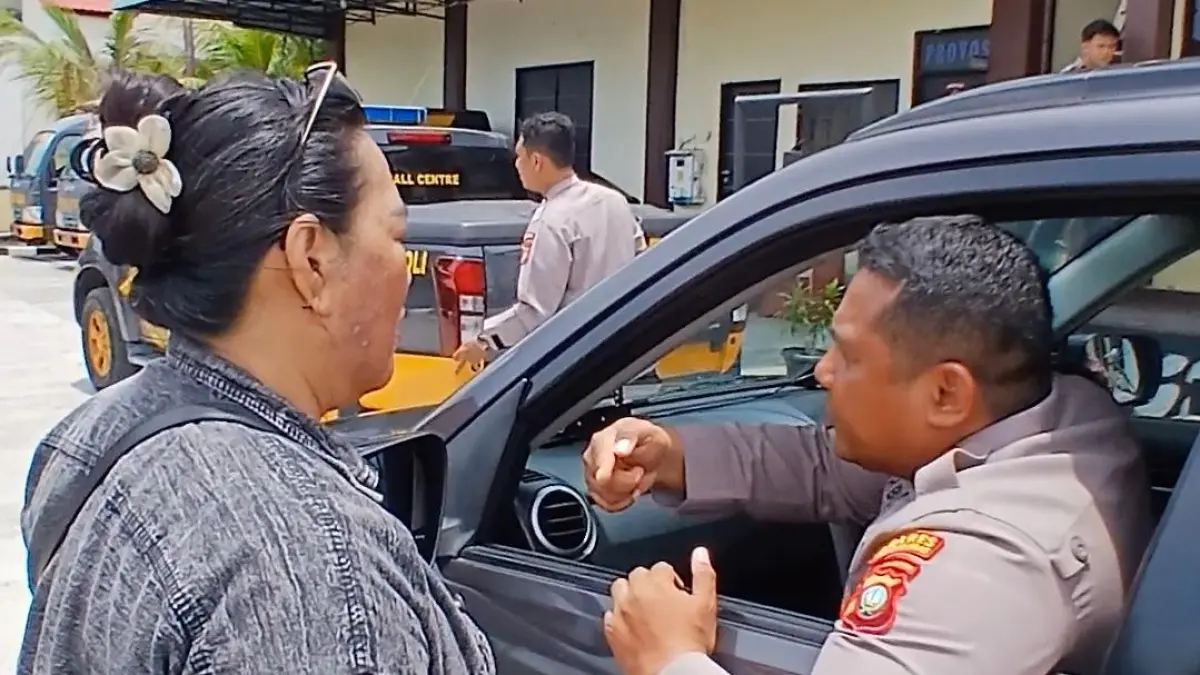 HELIN (kiri) saat menghadang mobil Kapolres Kepulauan Anambas, AKBP I Gusti Ngurah Agung Budianaloka untuk meminta kepastian keberadaan anaknya yang hilang usai penggerebekan narkoba. F Ihsan Imaduddin/Batam Pos