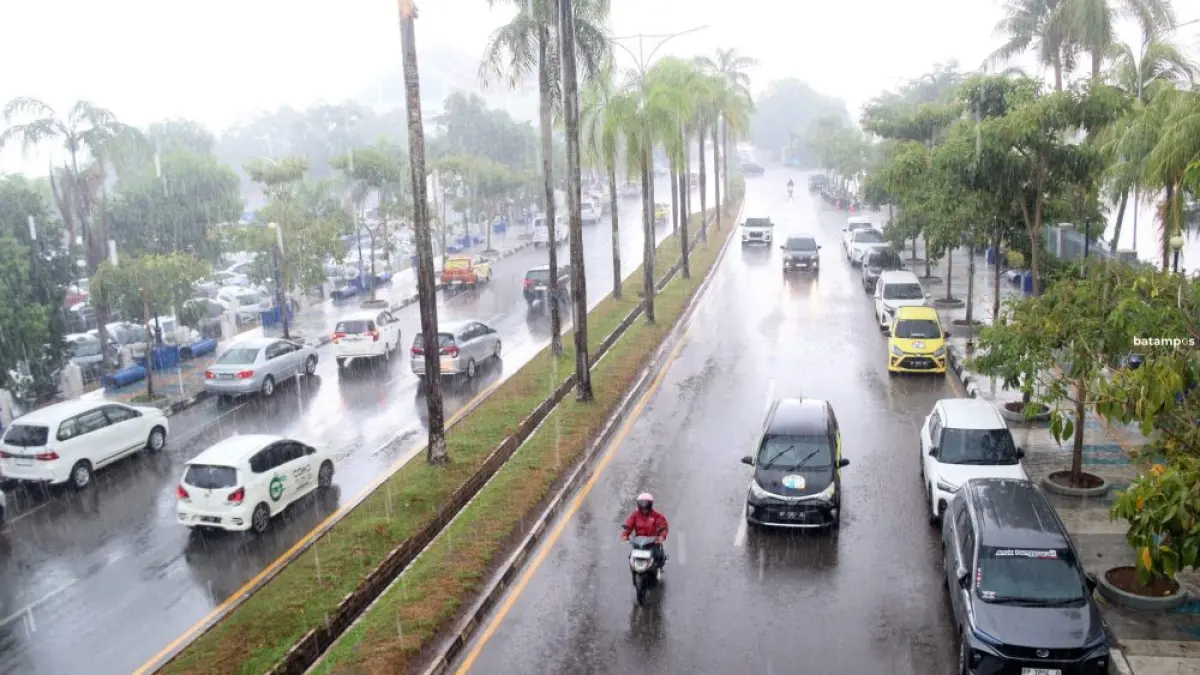 Hujan mengguyur kawasan Batam Center, Selasa (31/3). Sebelumnya kota Batam mengalami cuaca panas beberapa bulan. F. Cecep Mulyana/Batam Pos
