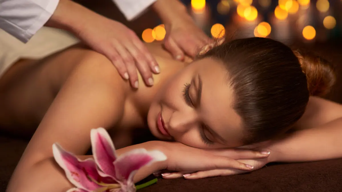 Ilustrasi seorang wanita sedang menikmati massage spa.