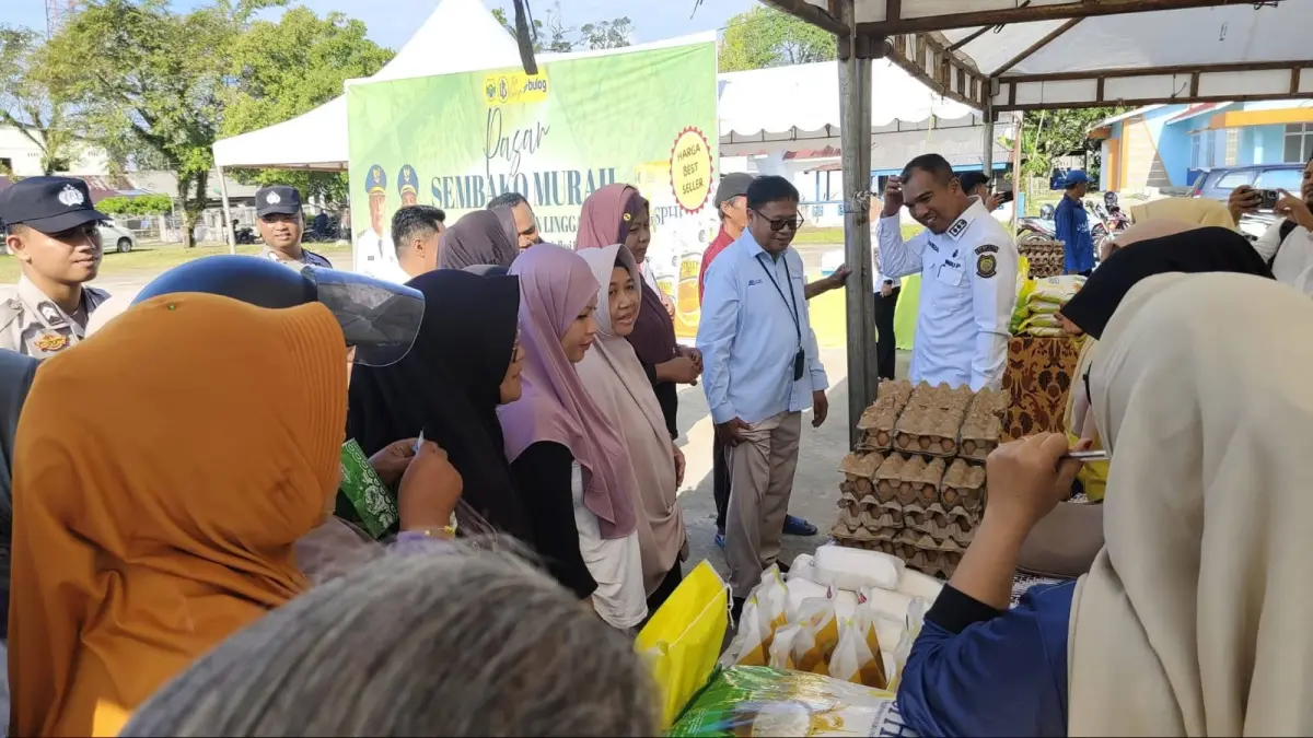 KEGIATAN pasar sembako murah yang dilakukan oleh Pemkab Lingga bersama dengan BI Perwakilan Provinsi Kepri, Rabu (1/4). F. Diskominfo Lingga untuk BATAM POS