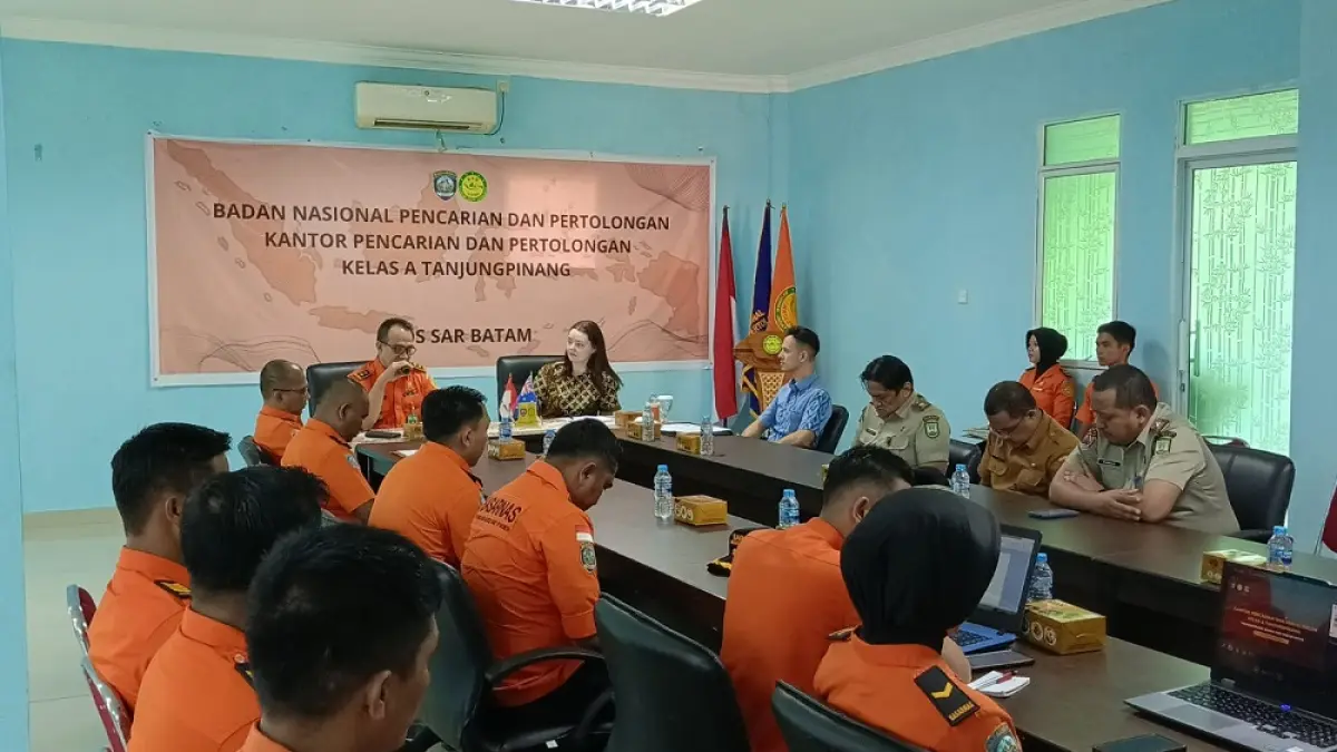 Kunjungan tim konsuler Kedutaan Australia ke Pos SAR Batam pada Selasa (31/3). F. Eusebius Sara/Batam Pos