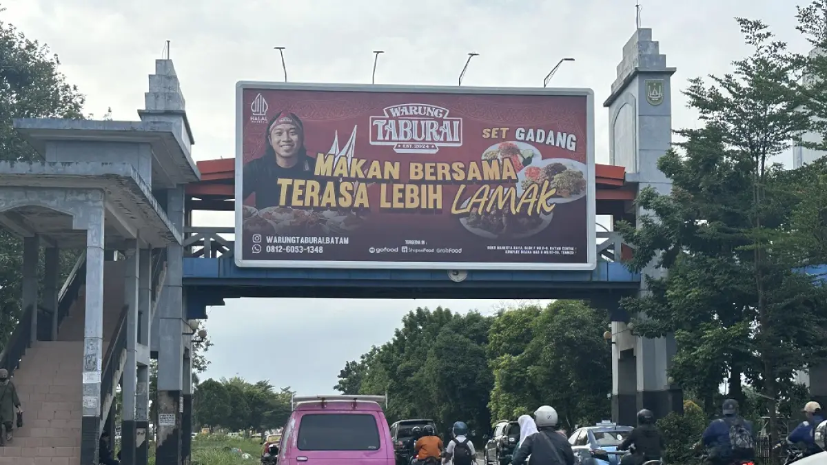 Papan reklame menutupi sebagian JPO SP Plaza di Sagulung dan dikeluhkan warga. F. Istimewa