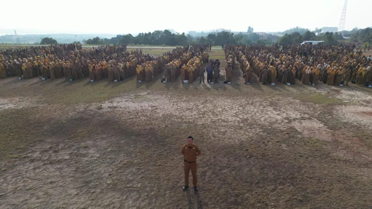 PARA pegawai Pemprov Kepri saat apel pagi Senin (31/3). F. Diskominfo Kepri untuk Batam Pos