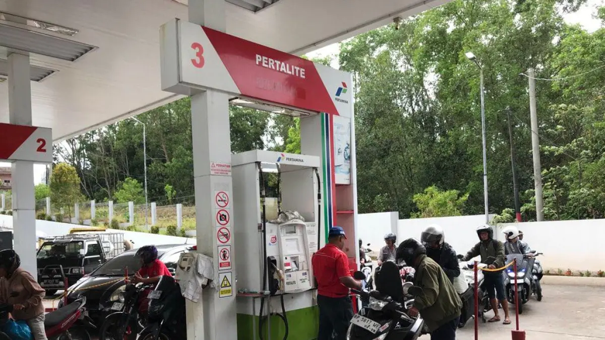 PENGENDARA saat melakukan pengisian BBM di SPBU Jalan RH Fisabilillah Tanjungpinang, Selasa (31/3). F. Mohamad Ismail/Batam Pos