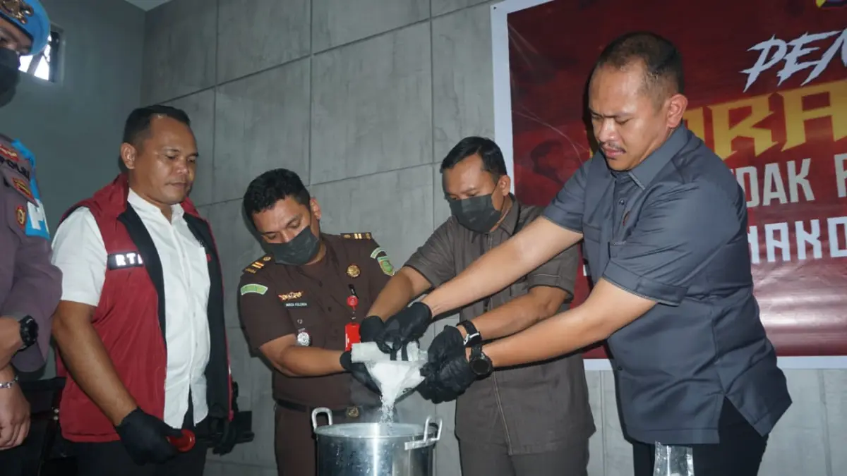 PLT Kasat Narkoba AKP Denny bersama, BNN Kabupaten Karimun, hakim dan jaksa memusnahkan sabu dengan cara dimasukkan ke air panas, Selasa (31/3/2026). F Sandi Pramosinto/Batam Pos