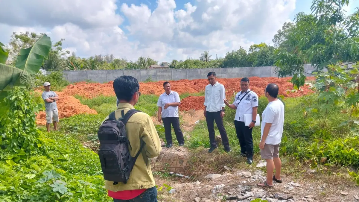 SATPOL PP Bintan melakukan pengawasan aktivitas penimbunan tanah urug di Kampung Kuala Lumpur RT 003 RW 006 Kelurahan Kijang Kota, Kecamatan Bintan Timur, pada Rabu (1/4/2026). F.Suwarsono untuk Batam Pos