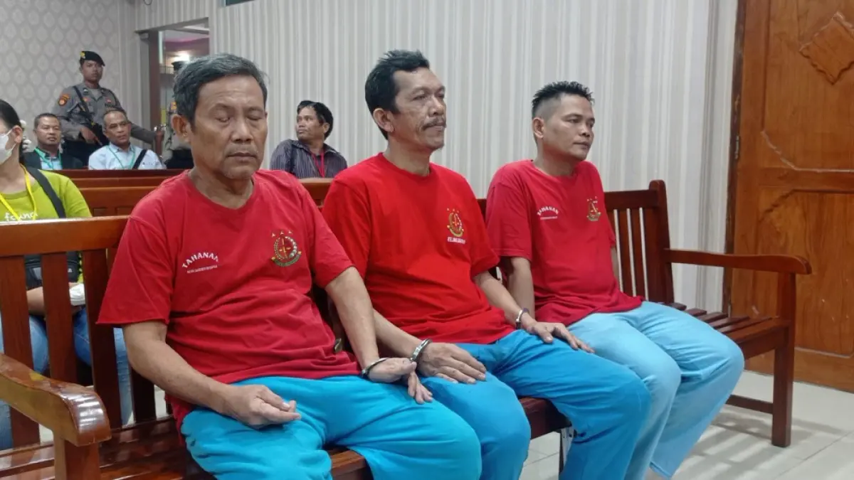 Tiga terdakwa kasus penyelundupan narkotika jenis sabu seberat hampir dua ton duduk di kursi pesakitan saat mendengarkan pembacaan putusan oleh majelis hakim di Pengadilan Negeri Batam, Senin (9/3). F. Azis Maulana/Batam Pos