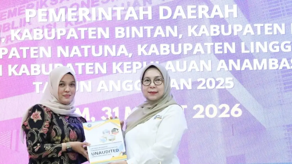 WAKIL Bupati Bintan, Deby Maryanti menyerahkan dokumen LKPD TA 2025 ke BPR RI di Auditorium BPK RI Perwakilan Kepri, Kota Batam, Selasa (31/3/2026). F. Andi untuk Batam Pos
