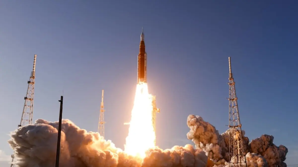 MISI Artemis II NASA diluncurkan terbang melintasi Bulan dari Pusat Antariksa Kennedy di Cape Canaveral, Florida, AS, Rabu (1/4/2026) waktu setempat. Pesawat ulang alik ini terdiri dari roket Space Launch System (SLS) beserta kapsul awak Orion yang membawa empat astronaut. F Joe Skipper/Reuters