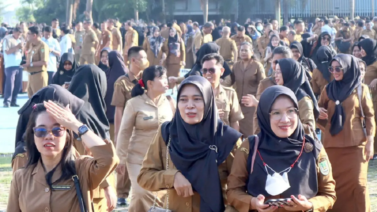 Aparatur Sipil Negara (ASN) di lingkungan Pemko Batam meninggalkan Dataran Engku Putri usai mengikuti apel gabungan usai libur Lebaran, Selasa (16/4) lalu. ASN mulai WFH setiap Jumat. F. Cecep Mulyana/Batam Pos