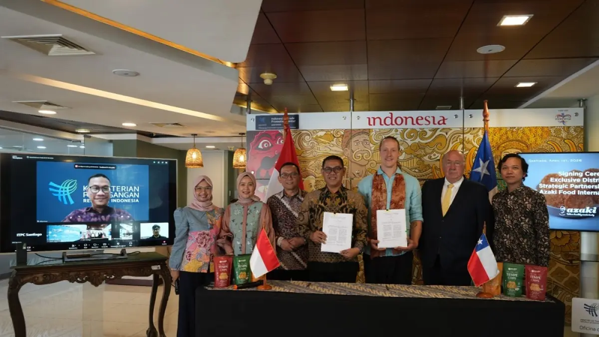 Penandatanganan kerja sama ekspor tempe antara PT Azaki Food International dan OM SpA di ITPC Santiago, Chile, Rabu (1/4). F. Istimewa