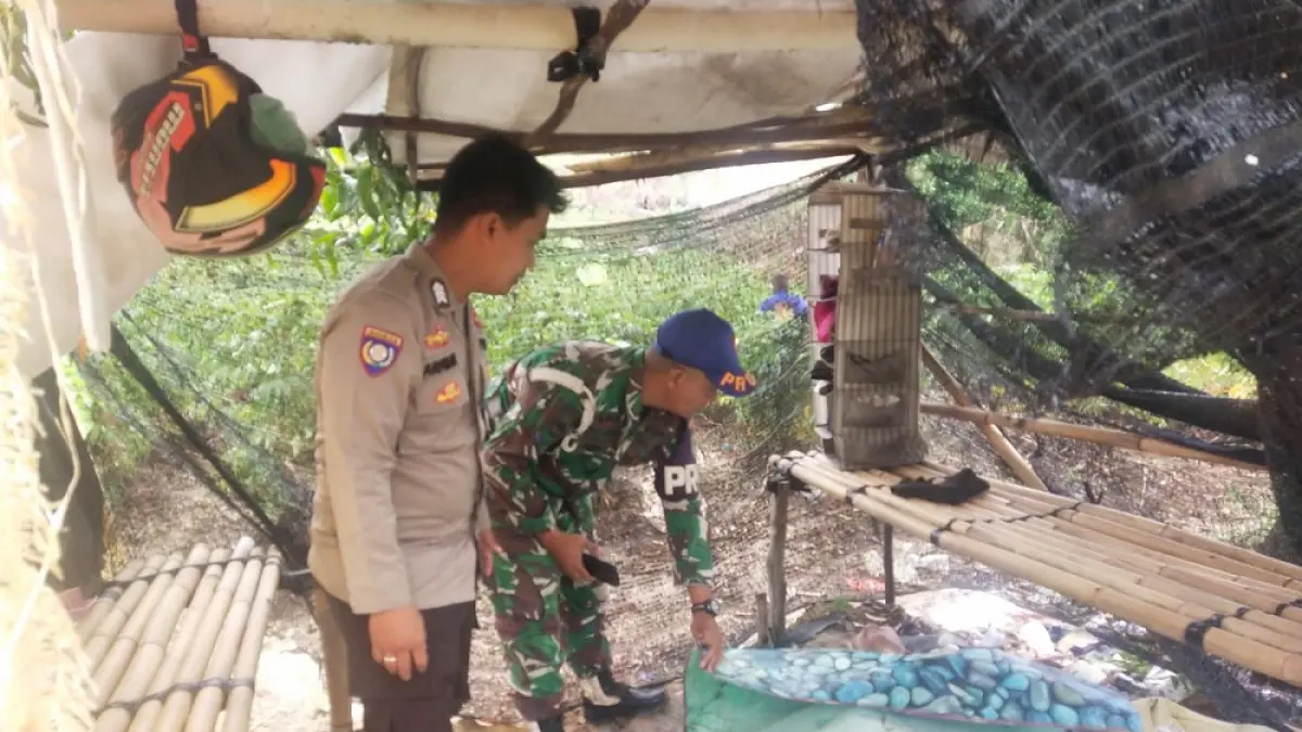Petugas mengevakuasi korban sambaran petir di kawasan Setokok, Bulang. F. Istimewa