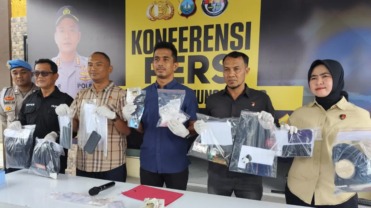 SATRESNARKOBA Polresta Tanjungpinang saat menunjukan barang bukti yang berhasil diamankan, Kamis (2/4). F. Mohamad Ismail/Batam Pos