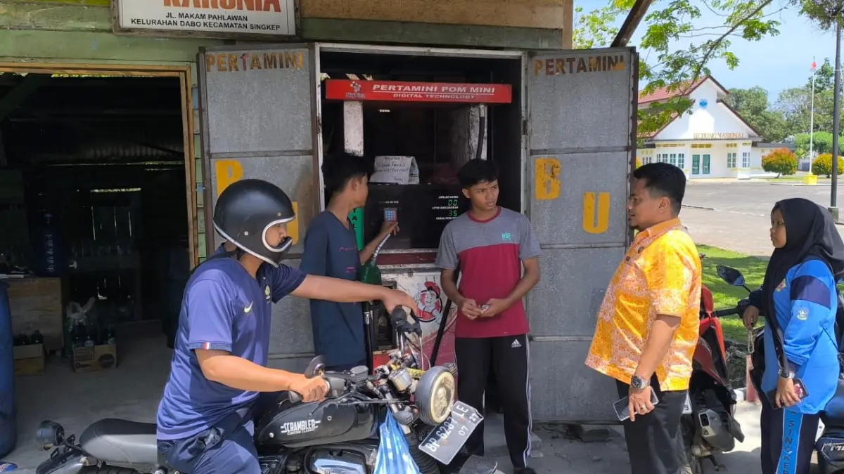 TIM bidang ekonomi Sekertariat Daerah Kabupaten Lingga melakukan sidak di sejumlah kios yang ada di Dabo Singkep dan Singkep Barat, Kamis (2/4/2026). F. Ilwa untuk BATAM POS