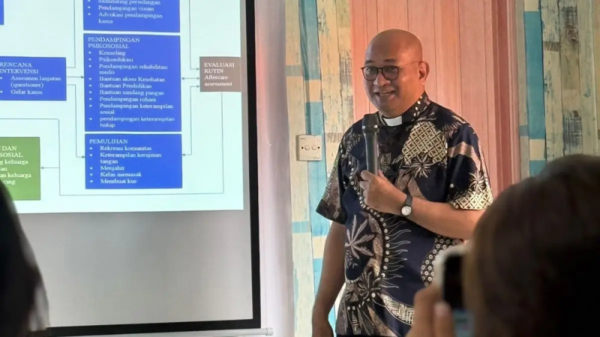 Aktivis kemanusiaan sekaligus Ketua Komisi Keadilan, Perdamaian, dan Pastoral Migran Perantau (KKPPMP) Keuskupan Pangkal Pinang, Chrisanctus Paschalis Saturnus. F. Dokumen Pribadi untuk Batam Pos