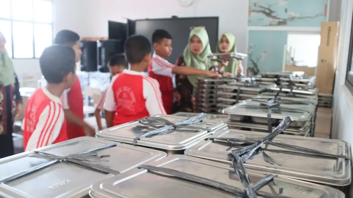 Distribusi program Makan Bergizi Gratis (MBG) di Batam tetap berjalan meski kebijakan WFH diberlakukan. F. Cecep Mulyana/Batam Pos