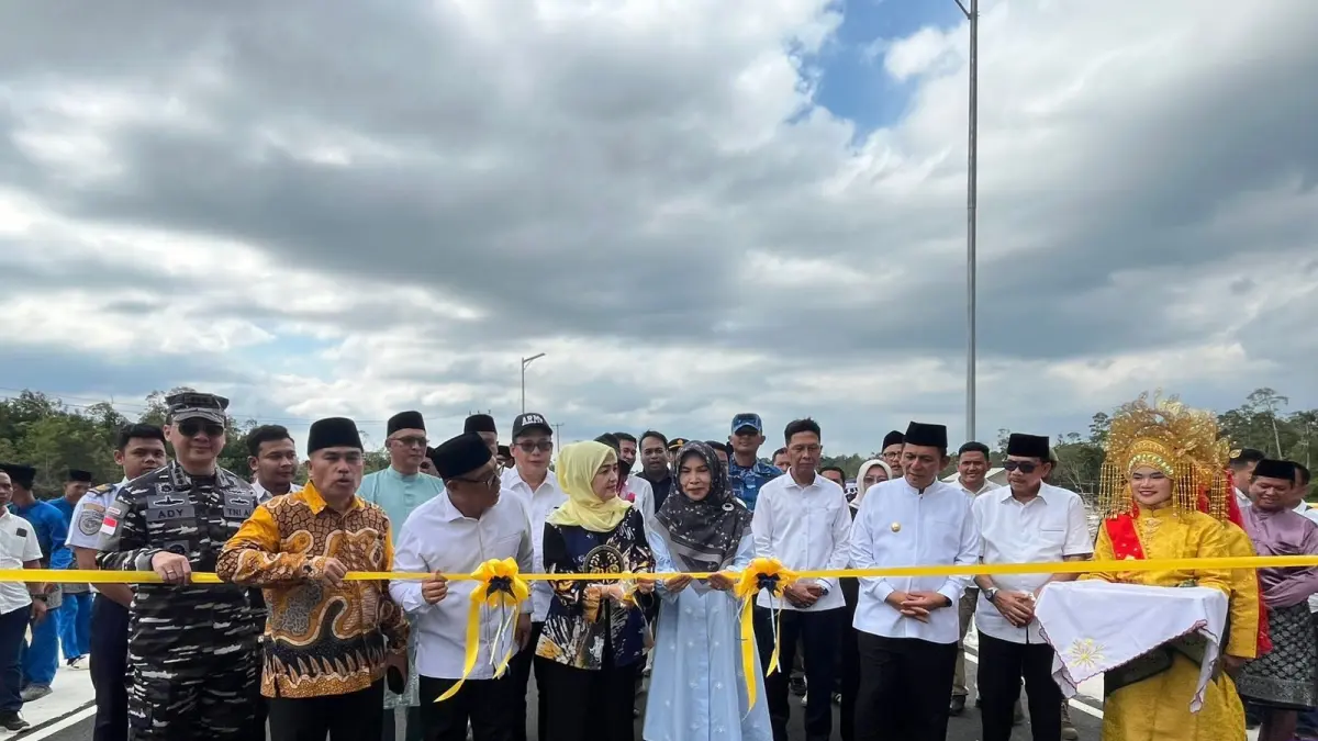 Gubernur Kepri, Ansar Ahmad didampingi Wakil Gubernur Nyanyang Haris Pratamura meresmikan Jembatan Semula, Kabupaten Natuna. F. Kevin untuk Batam Pos