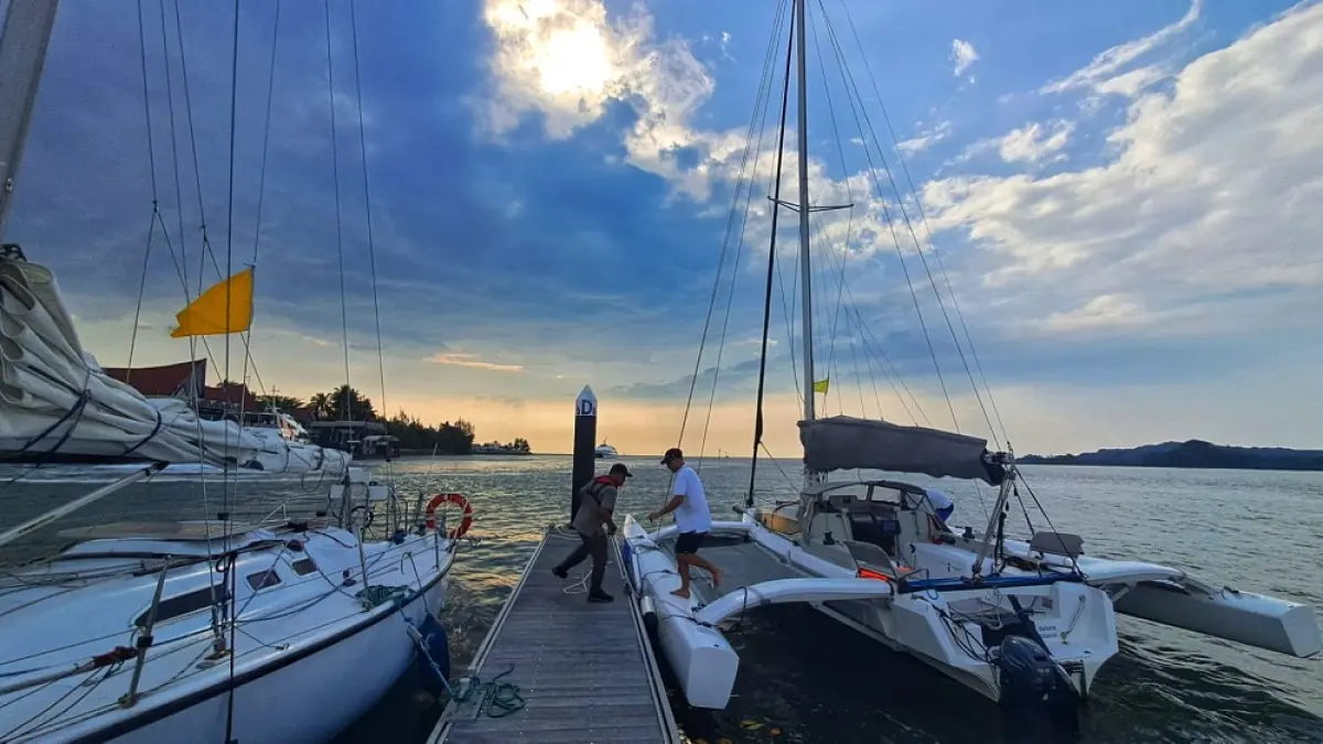 Salah satu kapal layar, peserta Bintan Regatta tiba di Pelabuhan BBT, Lagoi, Jumat (3/4/2026) sore. F. Slamet Nofasusanto/Batam Pos