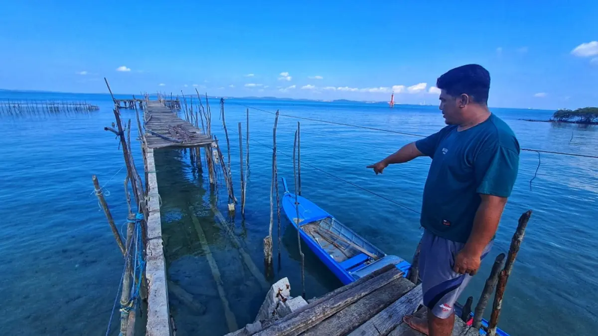 Salah satu nelayan menunjuk pelantar kayu yang roboh di Kampung Tanjungtalok, Desa Teluk Sasah, Kecamatan Seri Kuala Lobam, Jumat (3/4/2026) pagi. F. Slamet Nofasusanto/Batam Pos