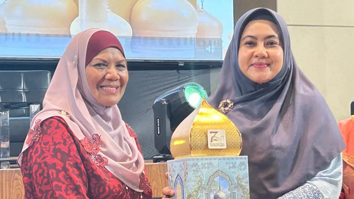 REGIONAL CEO Southern Region KPJ Healthcare Malaysia, Puan Maisarah Omar memberikan bingkisan kepada Anggota Komisi IV DPRD Kepri, Ririn Warsiti sempena semarak Hari Raya Networking Dinner and Health Forum KPJ Bread di Aston Pelita Hotel, Batam, Jumat (3/4/2026) malam. F Chahaya Simanjuntak/Batam Pos
