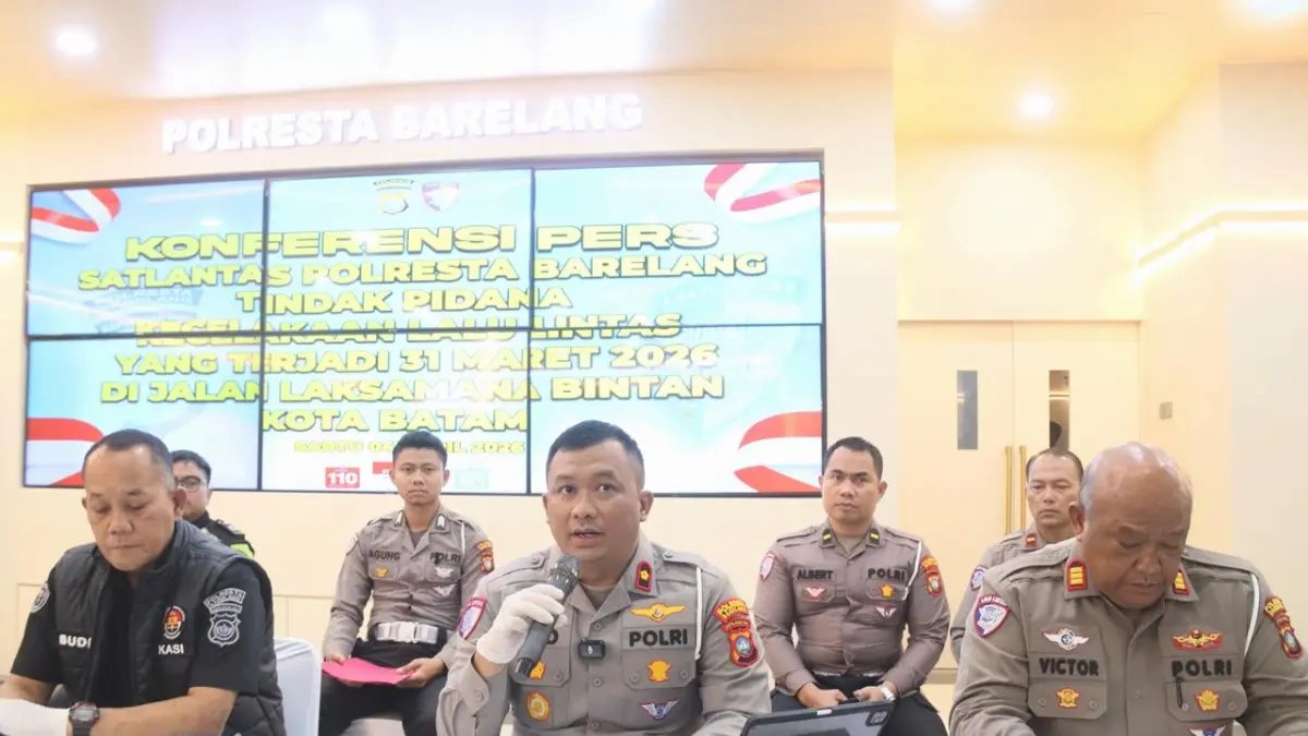 KASATlantas Polresta Barelang Kompol Afiditya Arief Wibowo bersama Kasi Humas Kanit Gakum Satlantas Polresta Barelang dan jajajaran memberikan keterangan pengungkapan tindak pidana kecelakaan lalu-lintas saat ekspos di Mapolresta Barelang, Sabtu (4/4). F Cecep Mulyana/Batam Pos