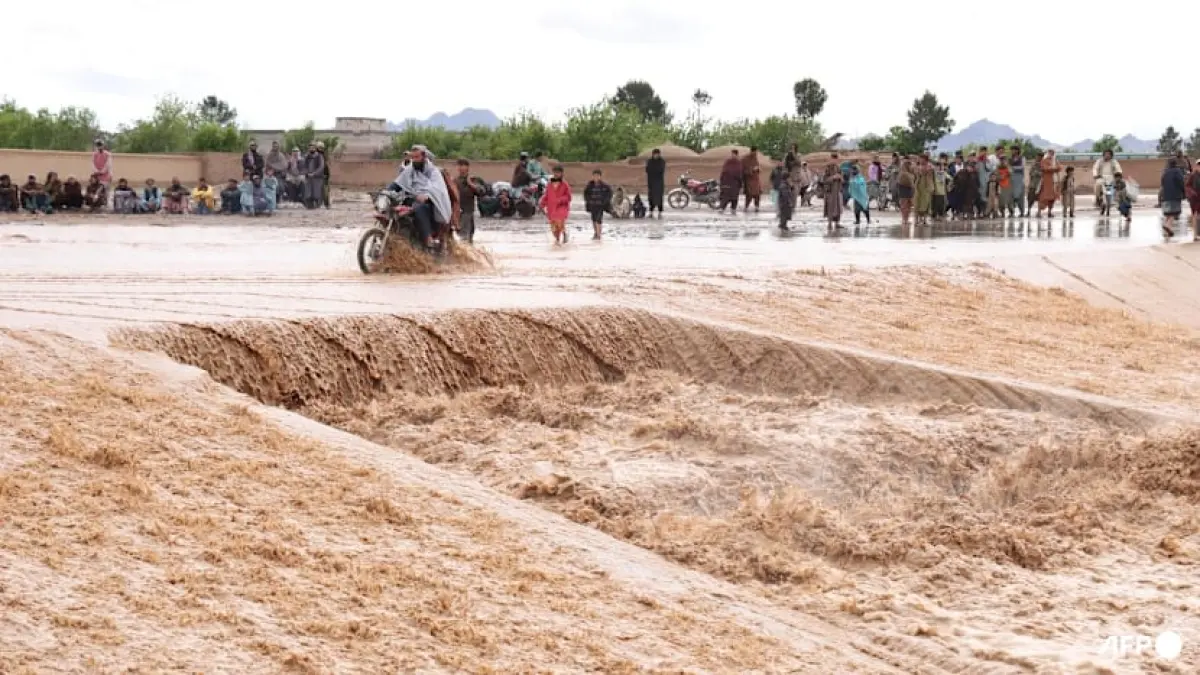 SEORANG warga mengendarai motor di tengah banjir dengan arus deras di Distrik Zawul, provinsi Herat, Afghanistan, Kamis (2/4/2026) waktu setempat. Negara ini dengan tetangganya Pakistan sedang dilanda banjir akibat hujan badai yang terjadi sejak dua Minggu terakhir. F Mohsen Karimi/AFP