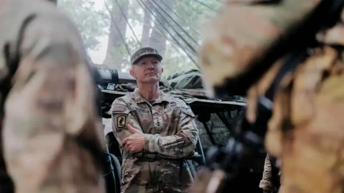 Gen Randy George, Kepala Staf Angkatan Darat AS, saat mengunjungi barak militer di Honolulu pada November. / Foto: (The Guardian)