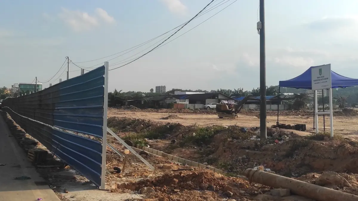 Lahan pasar Induk Jodoh kini mulai di pasang pagar, Jumat (3/4). F Cecep Mulyana/Batam Pos