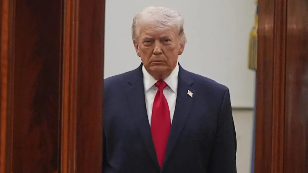 PRESIDEN Amerika Serikat (AS) Donald Trump tiba dari Blue Room, Gedung Putih di Washington, untuk menyampaikan pidato tentang perang Iran, Rabu (1/4/2026) waktu setempat. F Alex Brandon/Arsip AP