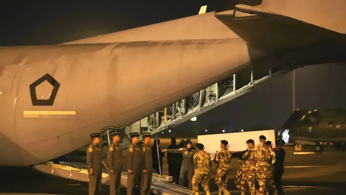 Sejumlah prajurit TNI mengusung peti jenazah personel penjaga perdamaian yang tergabung dalam United Nations Interim Force in Lebanon (UNIFIL) ke dalam pesawat Hercules seusai disemayamkan di Terminal 3 Bandara Soekarno-Hatta, Tangerang, Banten, Sabtu (4/4/2026). F. Dery Ridwansah/JawaPos.com