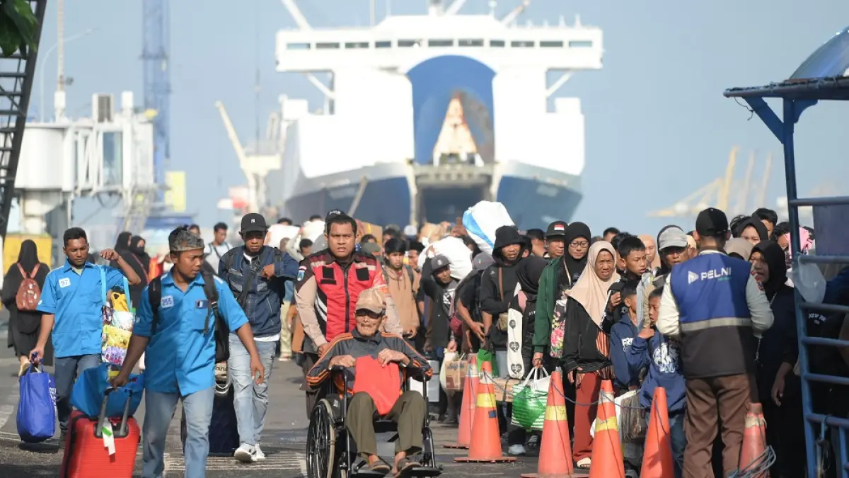 Penumpang memadati kapal PT PELNI (Persero) saat periode Angkutan Lebaran 2026. Program diskon tiket 30 persen yang digulirkan pemerintah disambut antusias, dengan total 467 ribu lebih penumpang berhasil dilayani hingga kuota habis lebih cepat dari jadwal. F. Istimewa