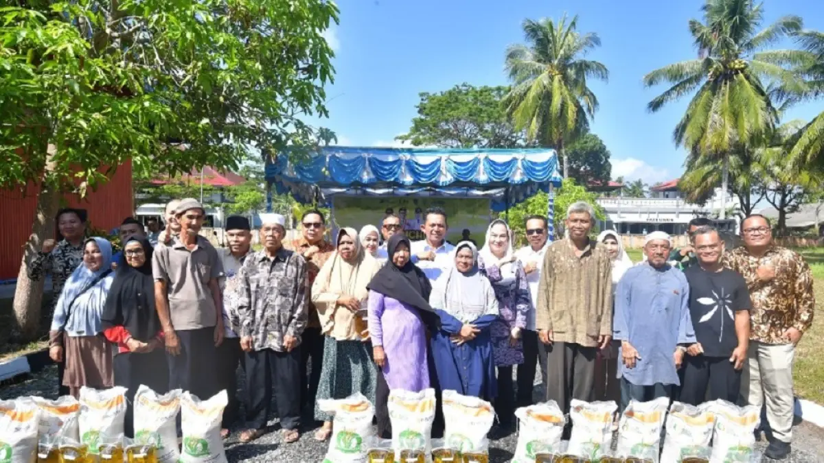 Gubernur Kepri, Ansar Ahmad, didampingi Bupati Natuna, Cen Sui Lan, menyalurkan bantuan pangan kepada penerima manfaat dari Kementrian Sosial. F. Kevin untuk Batam Pos
