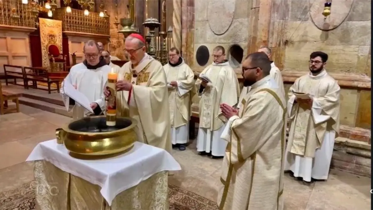Kardinal Pierbattista Pizzaballa saat memimpin ibadah perayaan vigili Paskah di Holy Sepulchre, gereja makam kudus Yesus di Yerusalem, Sabtu (4/4/2026) waktu setempat. F Vatican News 