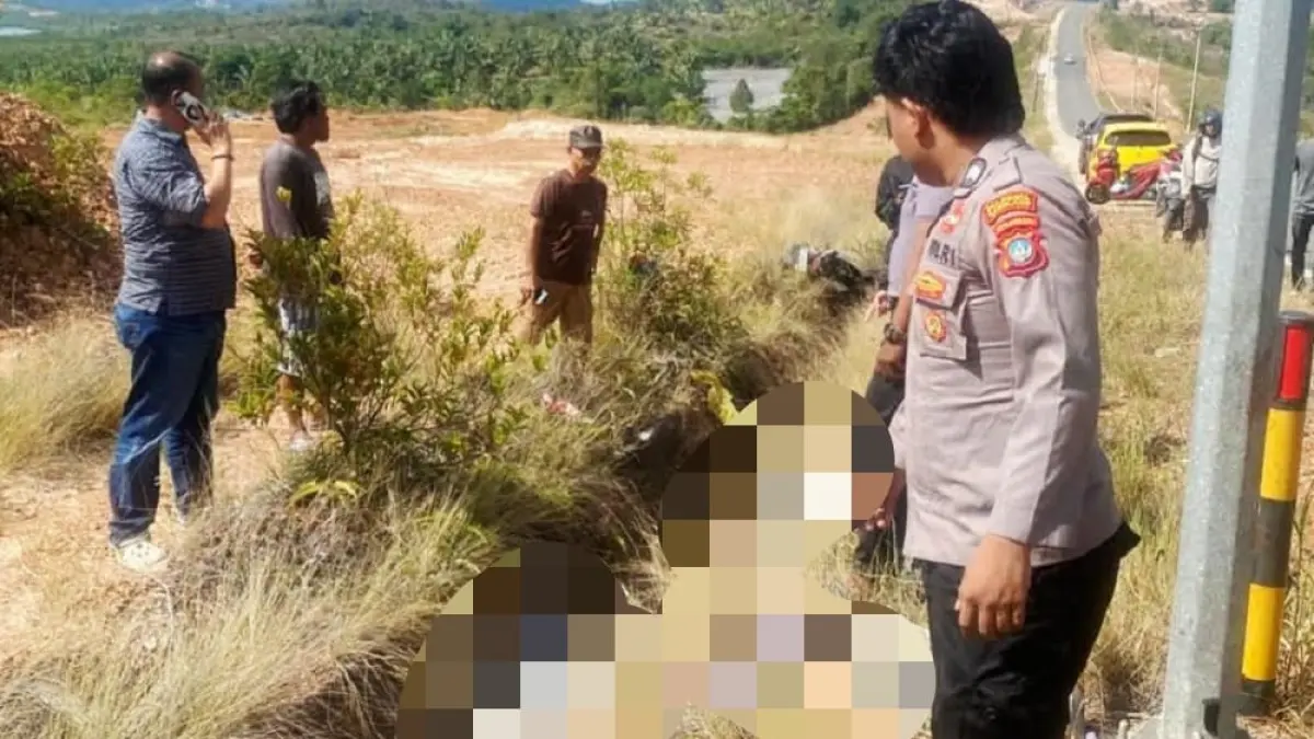 Petugas mengevakuasi korban kecelakaan tunggal di kawasan Barelang yang menewaskan tiga pelajar, Minggu (5/4) pagi. F. Istimewa