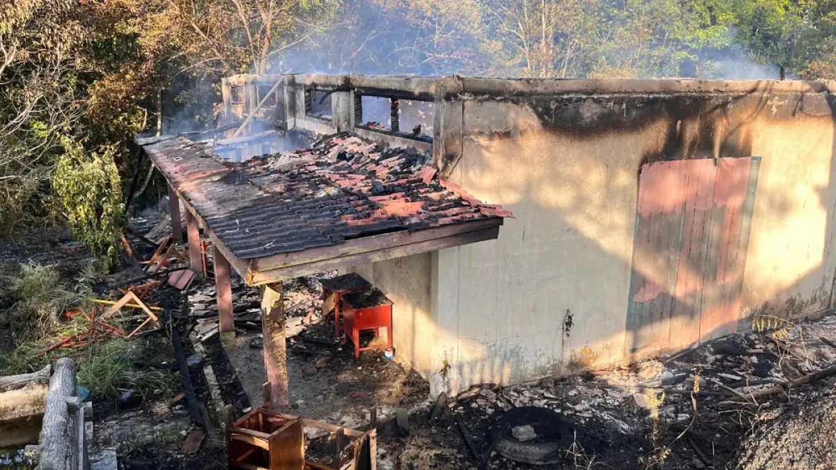 Satu unit gudang milik SMP Negeri 1 Desa Kerandin, Kecamatan Lingga Timur, Kabupaten Lingga hangus terbakar, Sabtu sore (4/4). F. Damkar Lingga untuk Batam Pos