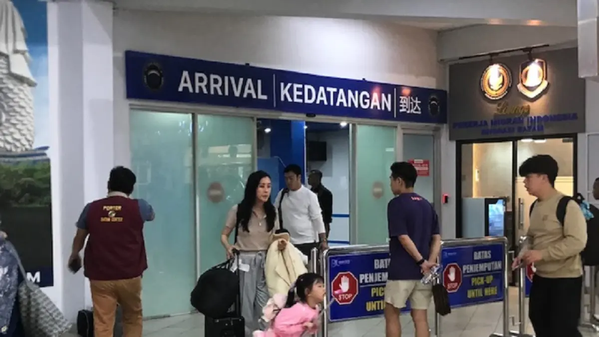 Sejumlah wisatawan asal Singapura terlihat membawa koper setibanya di Pelabuhan Internasional Batam Center, pada Minggu (5/4). F. M. Sya