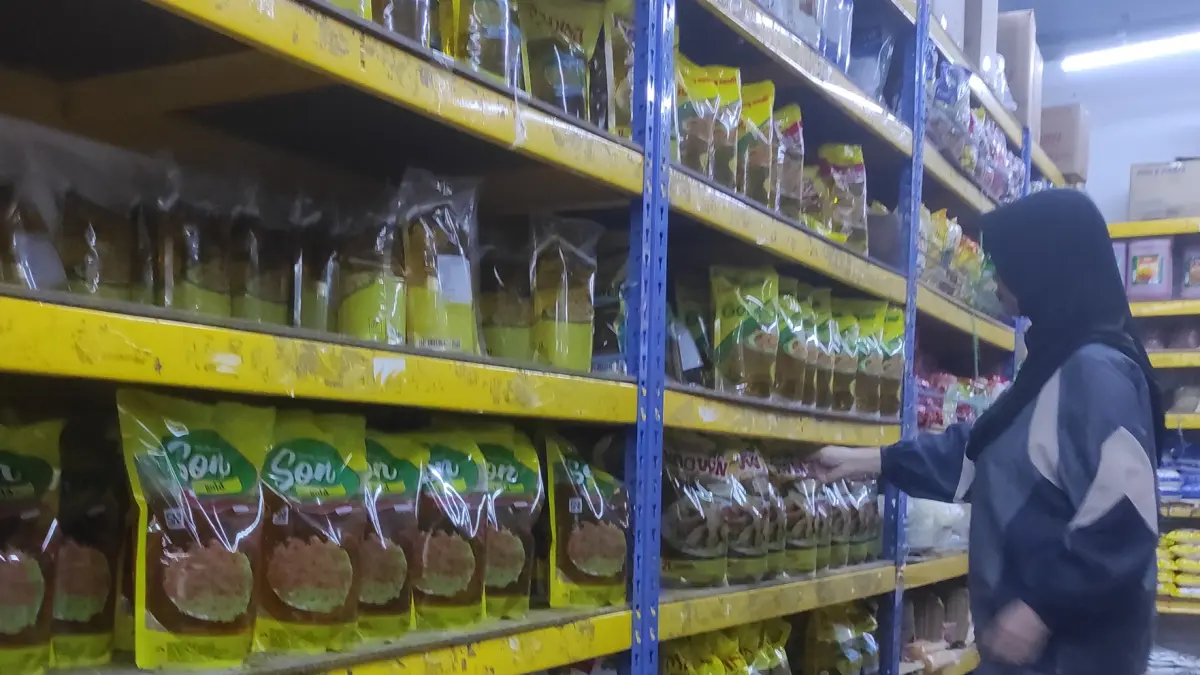 Seorang warga membeli minyak goreng di supermarket di kawasan Batam kota, Minggu (5/4). Harga minyak goreng mengalami kenaikan. F Cecep Mulyana/Batam Pos
