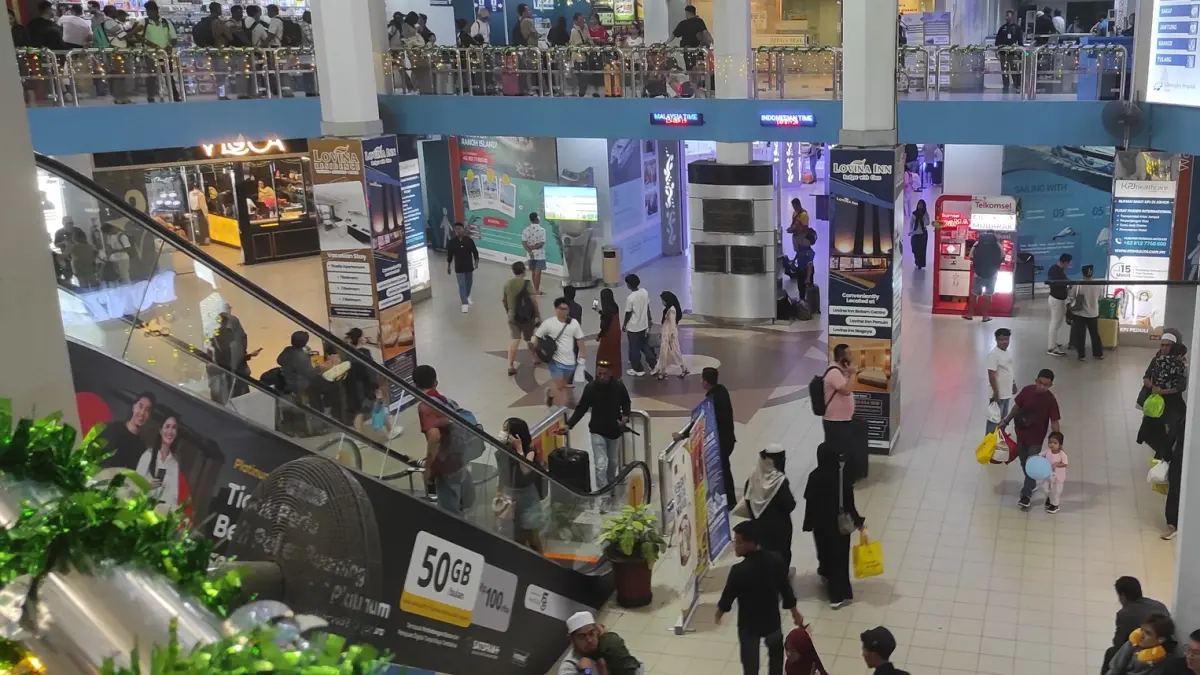Suasana Pelabuhan Internasional Batamcenter terlihat ramai oleh penumpang baik yang datang maupun pergi. F Cecep Mulyana/Batam Pos