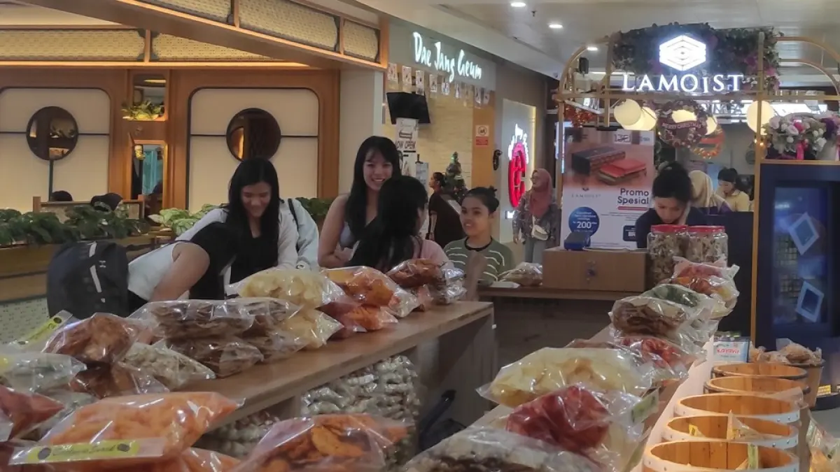 Wisatawan dari negara tetangga saat belanja di Mega Mall Batam Center. F. Cecep Mulyana/Batam Pos